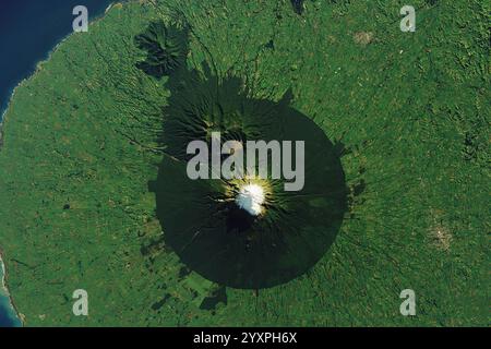 Satellitenansicht des konischen, schneebedeckten Gipfels des Mount Taranaki auf Neuseelands Nordinsel. Stockfoto