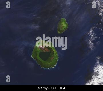 Satellitenansicht der Insel Tofua (unten links) und der benachbarten Insel Kao, Tonga. Stockfoto