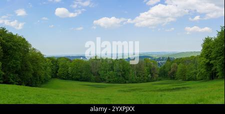 Atemberaubender Panoramablick auf die Stadt Iserlohn in Nordrhein-Westfalen, vom Danzturm aus aufgenommen. Stockfoto