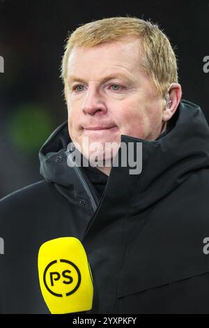 Neil Lennon, ehemaliger Manager des Celtic FC, bereitet sich auf ein TV-Interview beim Finale des Premier Sports Cup in Hampden Park, Glasgow, Schottland, UK vor Stockfoto