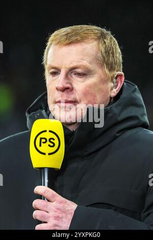 Neil Lennon, ehemaliger Manager des Celtic FC, bereitet sich auf ein TV-Interview beim Finale des Premier Sports Cup in Hampden Park, Glasgow, Schottland, UK vor Stockfoto