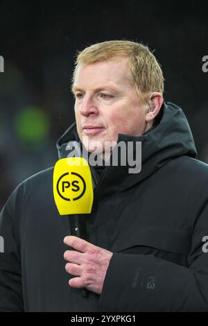 Neil Lennon, ehemaliger Manager des Celtic FC, bereitet sich auf ein TV-Interview beim Finale des Premier Sports Cup in Hampden Park, Glasgow, Schottland, UK vor Stockfoto