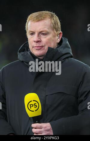 Neil Lennon, ehemaliger Manager des Celtic FC, bereitet sich auf ein TV-Interview beim Finale des Premier Sports Cup in Hampden Park, Glasgow, Schottland, UK vor Stockfoto