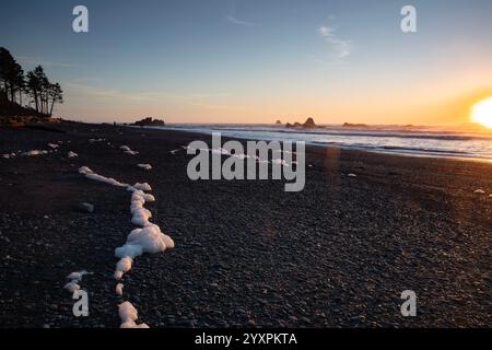 WA28052-00...WASHINGTON - Sonnenuntergang im Herbst am Ruby Beach an der Pazifikküste im Olympic National Park. Stockfoto