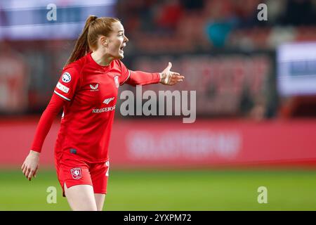 Enschede, Niederlande. Dezember 2024. ENSCHEDE, Stadion de Grolsch Veste, 17.12.2024, Saison 2024/2025, UEFA Champions League Frauen. Während des Spiels Twente – Celtic (Frauen) spielte Nikee van Dijk FC Twente Credit: Pro Shots/Alamy Live News Stockfoto