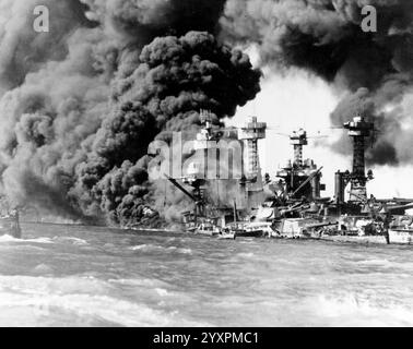 Das Schlachtschiff USS West Virginia brannte nach einem japanischen Luftangriff auf Pearl Harbor in Brand. Stockfoto