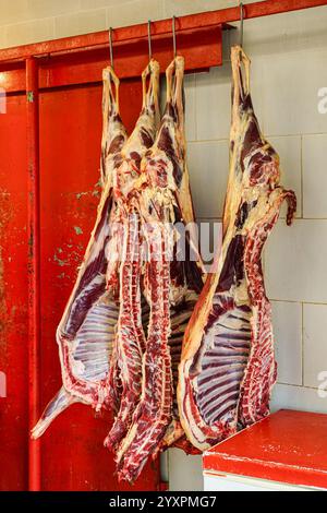 Getrocknete Schweineschlachtkörper hängen an den Haken in einer Metzgerei in Split, Kroatien Stockfoto