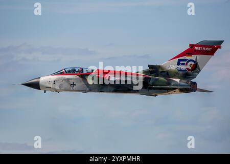 Deutsche Luftwaffe Tornado-Flugzeuge mit Lackierung zum 50-jährigen Jubiläum. Stockfoto