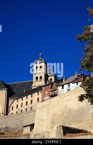 Ehemalige Stiftskirche Notre-Dame-et-Saint-Nicolas. Die Vauban City, die Altstadt. Briancoon, Hautes-Alpes, Frankreich Stockfoto