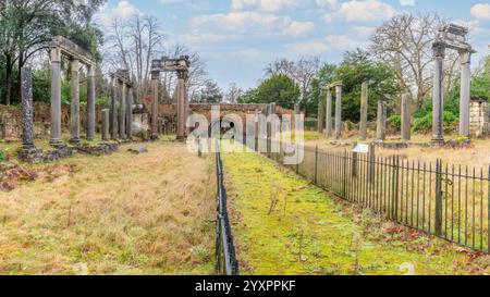 Virginia Water, Surrey, Vereinigtes Königreich – 1816 wurden antike Ruinen aus der Stadt Leptis Magna im heutigen Libyen transportiert. Stockfoto