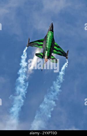 Die Dream Viper F-16 der Belgain Air Force führt ein Manöver durch. Stockfoto