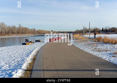 Calgary Kanada - 29. Dezember 2023 - Calgary Riverwalk entlang des Flusses Bow nahe dem Zusammenfluss mit dem Elbow River Stockfoto