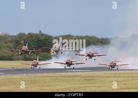 Synchronisierte Landung des spanischen Kunstflugteams Patrulla Aguila. Stockfoto