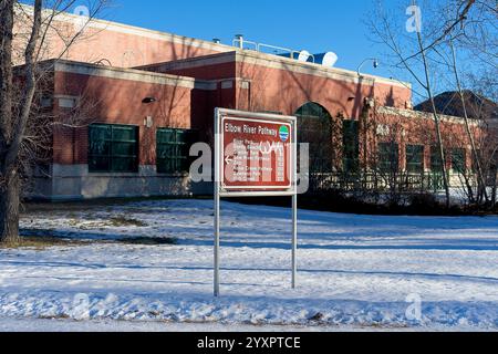 Calgary Canada - 28. Dezember 2023 - der Elbow River Pathway ist ein langer Spaziergang entlang des Elbow River Stockfoto