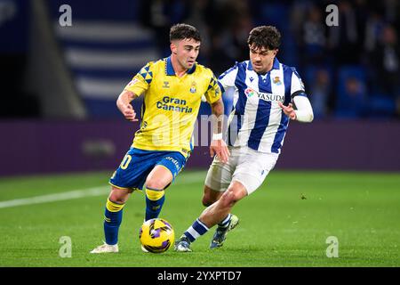 Alberto Moleiro von UD Las Palmas duelliert um den Ball mit Jon Mikel Aramburu von Real Sociedad während des LaLiga EA Sports Matches zwischen Real Sociedad und Real Sociedad Stockfoto