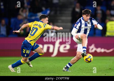 Jon Mikel Aramburu von Real Sociedad duelliert um den Ball mit Alberto Moleiro von UD Las Palmas während des LaLiga EA Sports Matches zwischen Real Sociedad und Real Sociedad Stockfoto