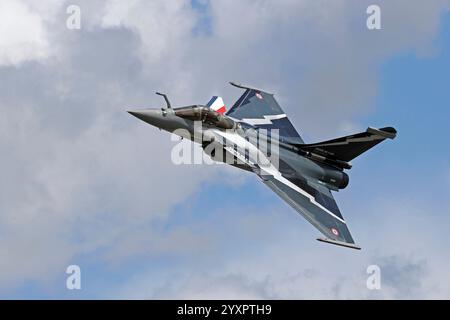 Ein Rafale-Kampfflugzeug der französischen Luftwaffe im Flug. Stockfoto