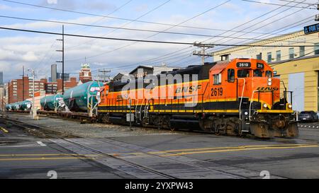 Seattle, WA, USA - 16. Dezember 2024; BNSF-Güterzug mit Boeing-Rumpf von Spirit AeroSystems in der Innenstadt von Seattle Stockfoto