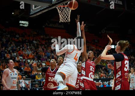 Valencia , Spanien , 17, Dezember 2024. Nadia Fingall von Valencia Korb bei der Euroleague Women Regular Season Runde 8. Quelle: Vicente Vidal Fernandez/Alamy Live News Stockfoto