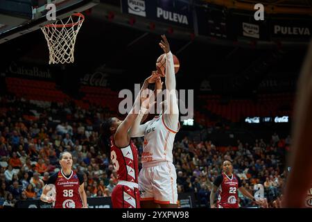 Valencia , Spanien , 17, Dezember 2024. Nadia Fingall von Valencia Korb bei der Euroleague Women Regular Season Runde 8. Quelle: Vicente Vidal Fernandez/Alamy Live News Stockfoto