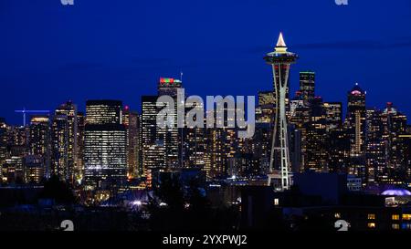 Seattle, WA, USA - 16. Dezember 2024; nächtliche Skyline von Seattle mit Seattle Space Needle und Weihnachtslichtern Stockfoto