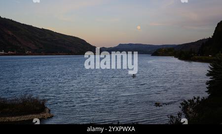 Blick nach Osten entlang des Columbia River an der Grenze zu Washington Oregon bei Abendlicht Stockfoto