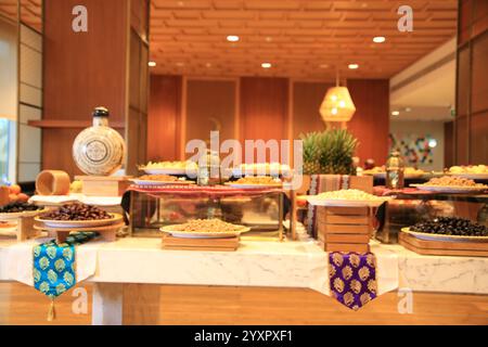 Blick auf das Buffet auf exquisiten Marmortischen mit einer vielfältigen Auswahl an kulinarischen Köstlichkeiten und geschmackvoller Einrichtung. Stockfoto