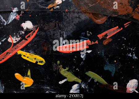 Mehrfarbige Farbstriche auf schwarzem Kunststoff als Hintergrund, Pinselstriche, Tapete Stockfoto