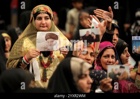 Teheran, Iran. Dezember 2024. Eine iranische Frau in traditionellem Kleid hält während eines Treffens in Teheran ein Porträt des iranischen Obersten Führers Ayatollah Ali Khamenei. Khamenei erklärte, dass der glaube der Vereinigten Staaten, des israelischen Regimes und ihrer Verbündeten, dass der Widerstand beendet sei, völlig falsch sei. (Foto: © Iranian Supreme Leader's Office via ZUMA Press Wire) NUR REDAKTIONELLE VERWENDUNG! Nicht für kommerzielle ZWECKE! Stockfoto