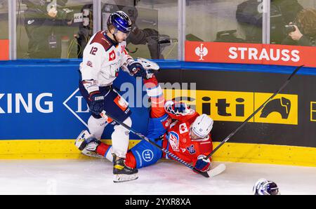 Zürich, Schweiz, 17. Dezember 2024: Hartes Duell zwischen #12 Eric Mik (Berlin) und #62 Denis Malgin (ZSC Lions). (Foto: Andreas Haas/dieBildmanufaktur) Credit: DieBildmanufaktur/Alamy Live News Stockfoto