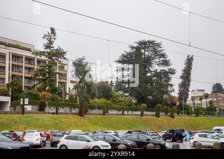 Damm des Lago Maggiore in Locarno - Autos auf Parkplätzen Stockfoto