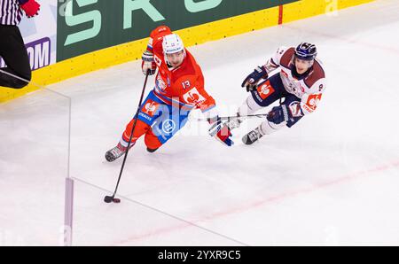 Zürich, 17. Dezember 2024: #13 Justin Sigrist (ZSC Lions) spielt gegen #9 Ty Ronning (Berlin). (Foto: Andreas Haas/dieBildmanufaktur) Credit: DieBildmanufaktur/Alamy Live News Stockfoto