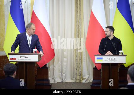 Lviv, Ukraine. Dezember 2024. Der polnische Premierminister Donald Tusk, links, blickt auf den ukrainischen Präsidenten Wolodymyr Zelenskyj, rechts, während einer gemeinsamen Pressekonferenz am 17. Dezember 2024 in Lemberg, Ukraine. Kredit: Ukrainischer Ratsvorsitz/Pressestelle Des Ukrainischen Präsidenten/Alamy Live News Stockfoto