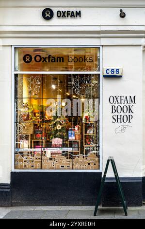 Oxfam Book Shop Window at Christmas, Royal Exchange Square, Glasgow, Schottland, Großbritannien, Europa Stockfoto