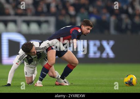 Turin, Italien. Dezember 2024. Kenan Yildiz aus Juventus trifft sich beim Coppa Italia Spiel im Allianz Stadium in Turin mit Razvan Marin aus Cagliari Calcio. Der Bildnachweis sollte lauten: Jonathan Moscrop/Sportimage Credit: Sportimage Ltd/Alamy Live News Stockfoto