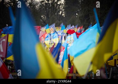 Lviv, Ukraine. Dezember 2024. Tausende von Fahnen markieren die Gräber gefallener Krieger auf dem Marsfeld auf dem Lytschakiw-Friedhof, 17. Dezember 2024 in Lemberg, Ukraine. Kredit: Ukrainischer Ratsvorsitz/Pressestelle Des Ukrainischen Präsidenten/Alamy Live News Stockfoto