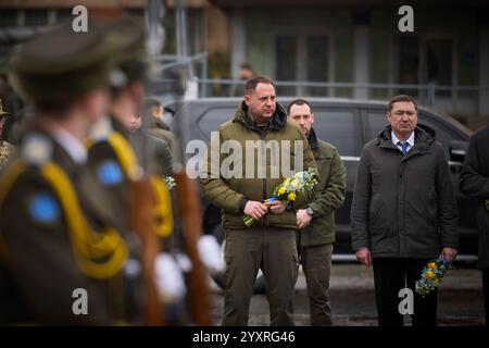 Lviv, Ukraine. Dezember 2024. Der ukrainische Chef des Präsidentenstabs Andrij Jermak links und der Gouverneur der Oblast Lemberg Maksym Kozytskyj rechts stehen während einer Zeremonie zu Ehren gefallener Krieger auf dem Marsfeld auf dem Lytschakiw-Friedhof am 17. Dezember 2024 in Lemberg, Ukraine, für einen Moment des Schweigens. Kredit: Ukrainischer Ratsvorsitz/Pressestelle Des Ukrainischen Präsidenten/Alamy Live News Stockfoto