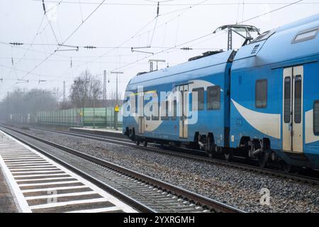 Bayern, Deutschland - 17. Dezember 2024: Ein Regionalzug von Arverio fährt durch eine nebelige Bahnhofslandschaft. Dieses symbolische Bild steht für Mobilität und modernen Nahverkehr in Bayern. *** Ein Regionalzug von Arverio fährt durch eine neblige Bahnhofslandschaft. Dieses Symbolbild steht für Mobilität und den modernen Nahverkehr in Bayern. Stockfoto