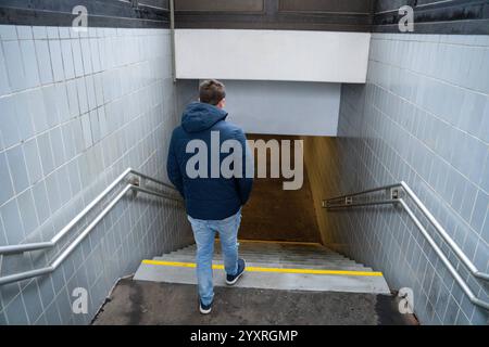 Bayern, Deutschland - 17. Dezember 2024: Ein Mann läuft durch eine Bahnunterführung. Dieses Bild thematisiert die Bedeutung von Verkehrssicherheit, Zugänglichkeit und Funktion öffentlicher Infrastruktur in Räumen *** ein Mann geht durch eine Bahnunterführung. Dieses Bild thematisiert die Bedeutung von Verkehrssicherheit, Barrierefreiheit und die Funktion öffentliche Infrastruktur in Räumen Stockfoto