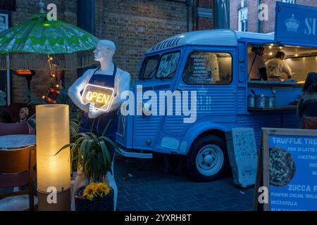 Blue Van, Straßencafé, Pizza, Spitalfields Market, Schaufensterpuppe, Open Sign, Markt, Imbissstand, urbane Szene, London, Lebensmittelhändler. Stockfoto