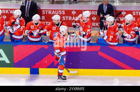 Zürich, Schweiz, 17. Dezember 2024: Der Torschütze in der 21. Spielminute #28 Jesper Fröden (ZSC Lions) wird von seinen Teamkollegen gefeiert. Ergebnis 1:3. (Foto: Andreas Haas/dieBildmanufaktur) Credit: DieBildmanufaktur/Alamy Live News Stockfoto