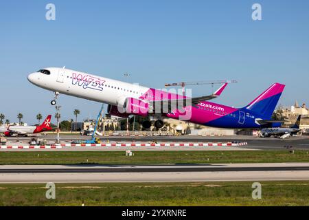 Wizz Air Airbus A321-271NX (REG: HA-LGR) startet an einem sonnigen Nachmittag von Start- und Landebahn 31. Stockfoto