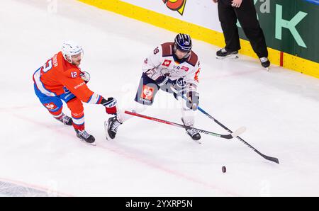 Zürich, 17. Dezember 2024: #12 Yannick Zehnder (ZSC Lions) leugnet #89 Zach Boychuk (Berlin) den Puck. (Foto: Andreas Haas/dieBildmanufaktur) Credit: DieBildmanufaktur/Alamy Live News Stockfoto