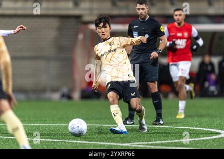 Maastricht, Niederlande. Dezember 2024. MAASTRICHT, 17.12.2024, de Geusselt Stadium, Niederländisch KNVB beker, Fußballsaison 2024/2025, MVV - Feyenoord (Becher). Feyenoord-Spieler Inbeom Hwang Credit: Pro Shots/Alamy Live News Stockfoto