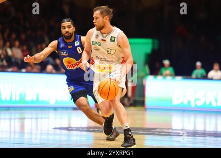 Leon Christopher Friederici (Koblenz) gegen Tyreese Blunt (Crailsheim) EPG Guardians Koblenz - Harko Merlins Crailsheim, Basketball, ProA, 16.12.2024Foto: Rene Weiss/Eibner Stockfoto