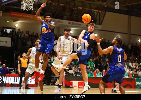 Von links: Anthony Malik Gaines (Crailsheim), David Boehm (Koblenz), Brock Broone Gardner (Crailsheim), Tyreese Blunt (Crailsheim) EPG Guardians Koblenz - Harko Merlins Crailsheim, Basketball, ProA, 16.12.2024Foto: Rene Weiss/Eibner Stockfoto