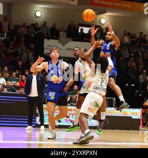 ZWEIKAMPF mit, von links: Brock Broone Gardner (Crailsheim), Allin Coreyell Blunt (Koblenz), Michael Bradley (Koblenz), Tyreese Blunt (Crailsheim) EPG Guardians Koblenz - Harko Merlins Crailsheim, Basketball, ProA, 16.12.2024Foto: Rene Weiss/Eibner Stockfoto