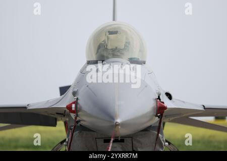 Kampfflugzeug in Parkposition mit rotem Band vor dem Flug entfernen Stockfoto