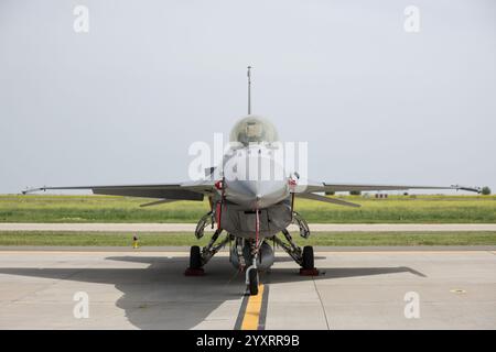 Kampfflugzeug in Parkposition mit rotem Band vor dem Flug entfernen Stockfoto