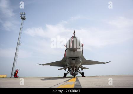 Kampfflugzeug in Parkposition mit rotem Band vor dem Flug entfernen Stockfoto